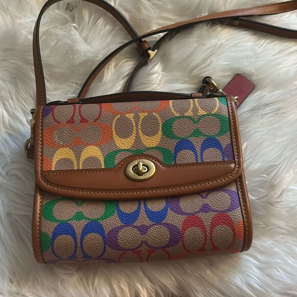 🌈 Coach Originals Pride Signature Coated Canvas Kip Turnlock Crossbody rainbow - Picture 1 of 10